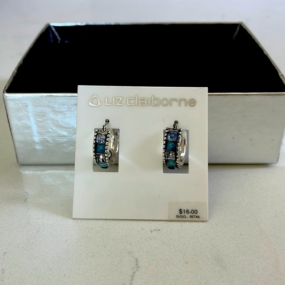 Liz Claiborne pierced hoop earring in new in pristine condition
